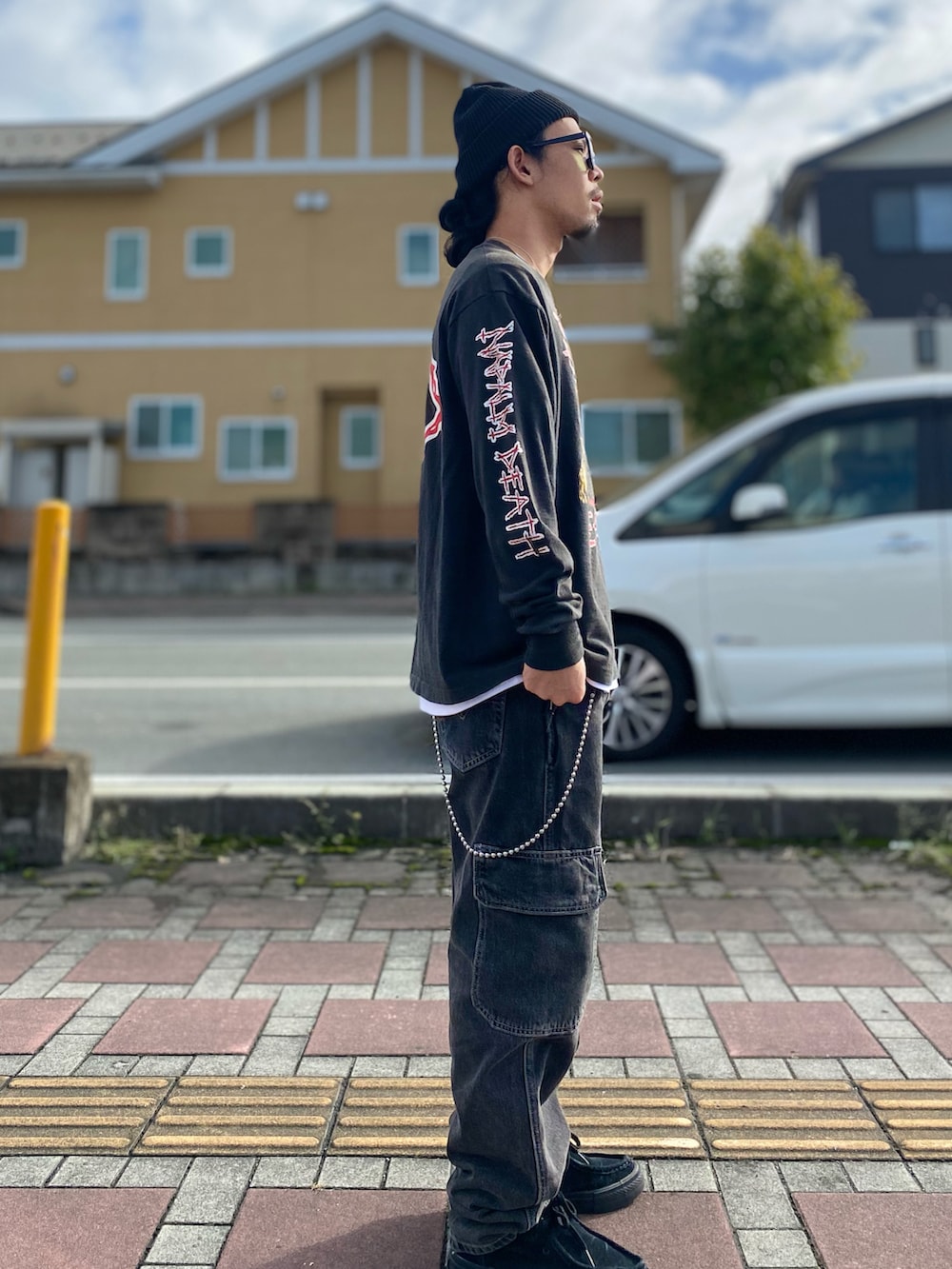 ブラック系のカーゴパンツ、ブラック系のモカシン/デッキシューズを着用したメンズの秋コーディネートの3枚目の写真