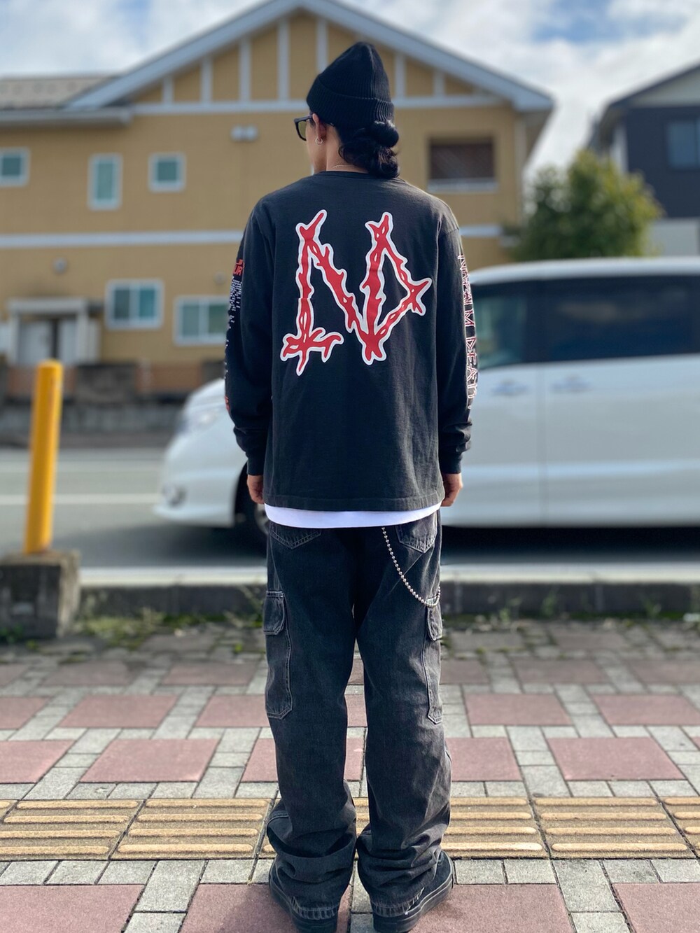 ブラック系のカーゴパンツ、ブラック系のモカシン/デッキシューズを着用したメンズの秋コーディネートの4枚目の写真