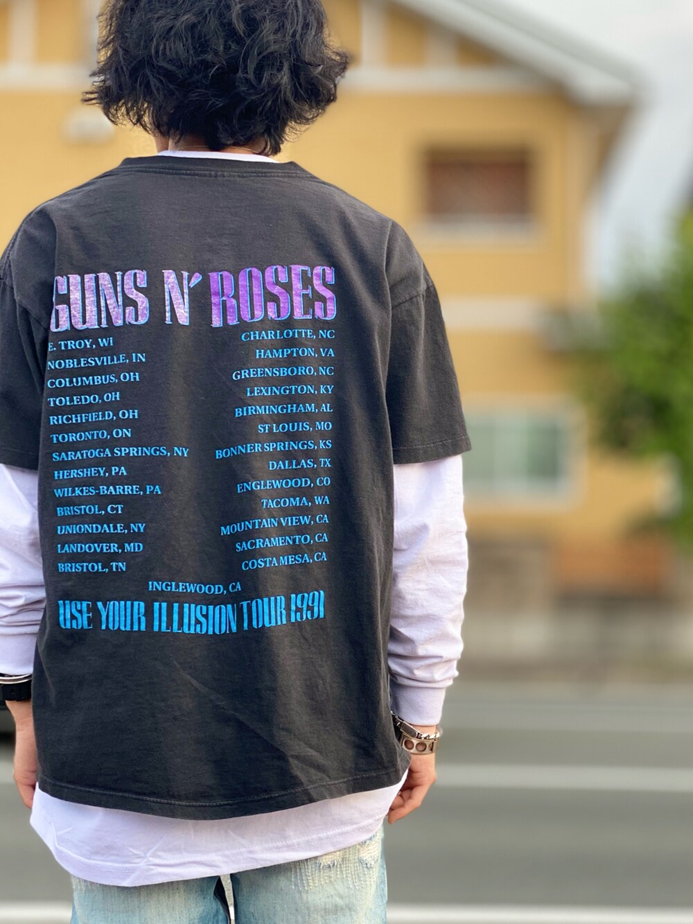 「バンドT、Tシャツ、古着MIX、柄シャツ、レイヤードスタイル、パジャマシャツ、シャツスタイル、デニムパンツ、VANS、古着好きな人と繋がりたい、vintage、ヴィンテージ、サングラス」｜「PRO CLUB の【PROCLUB/プロクラブ】Heavyweight Cotton Long Sleeve Crew Neck T-shirt 厚手　ロンTシャツ　無地　ユニセックス クルーネック（Tシャツ/カットソー、ホワイト系）」を使った、TogAさん（メンズ・165cm）の春コーディネートの4枚目の写真