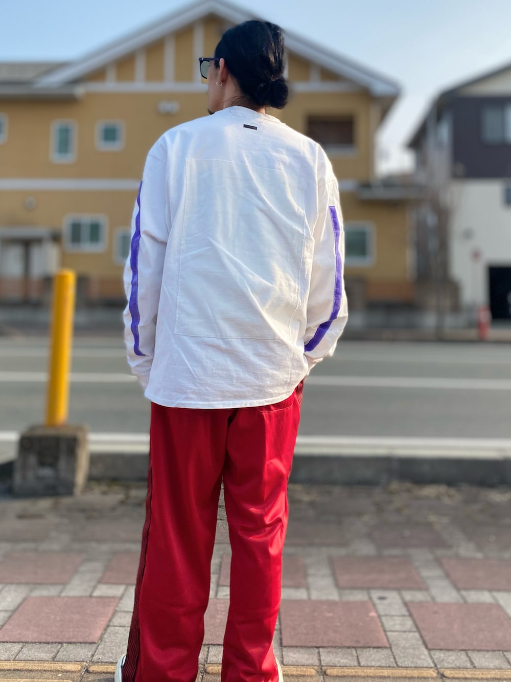 「いまどきジャケット写真、シンプル、トラックパンツ、ブレザー、ジャケットスタイル、ゆるコーデ、春服コーデ、春コーデ、レイヤードスタイル、テーラードジャケット、サングラス」｜「FREAK'S STOREの【限定展開】紺ブレザージャケット（テーラードジャケット、ブルー系）」を使った、TogAさん（メンズ・165cm）の春コーディネートの4枚目の写真