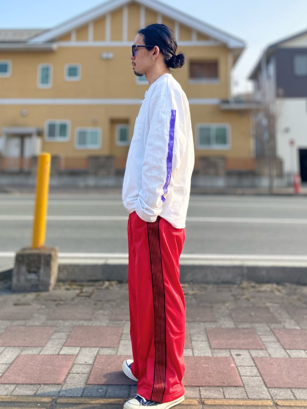 「いまどきジャケット写真、シンプル、トラックパンツ、ブレザー、ジャケットスタイル、ゆるコーデ、春服コーデ、春コーデ、レイヤードスタイル、テーラードジャケット、サングラス」｜「FREAK'S STOREの【限定展開】紺ブレザージャケット（テーラードジャケット、ブルー系）」を使った、TogAさん（メンズ・165cm）の春コーディネートの3枚目の写真