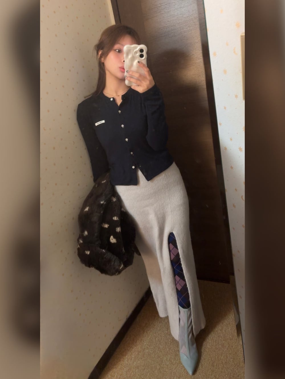 ブルー系のカーディガン/ボレロ、ブルー系のスカート、ピンク系のハンドバッグを着用したレディースの春コーディネートの2枚目の写真