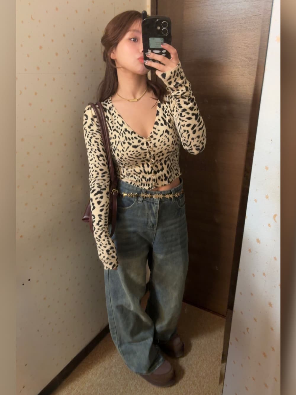 その他のカーディガン/ボレロ、ブルー系のデニムパンツ、ブラウン系のブーツを着用したレディースの冬コーディネートの2枚目の写真