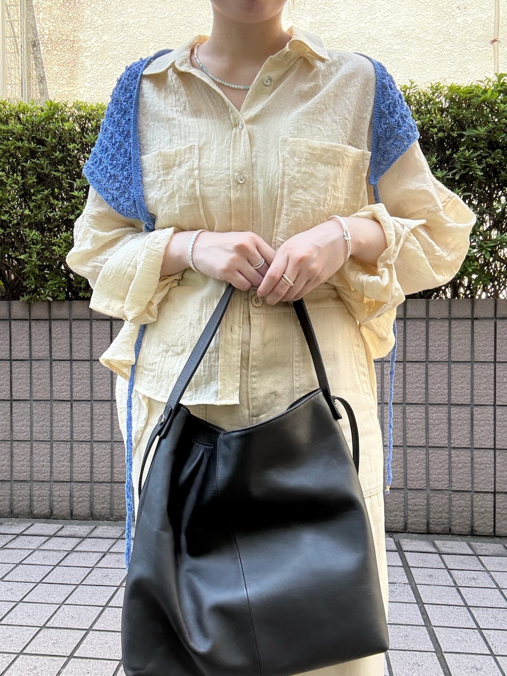 ベージュ系のシャツ/ブラウス、ブラック系のトートバッグ、ベージュ系のその他パンツを着用したレディースの夏コーディネートの6枚目の写真