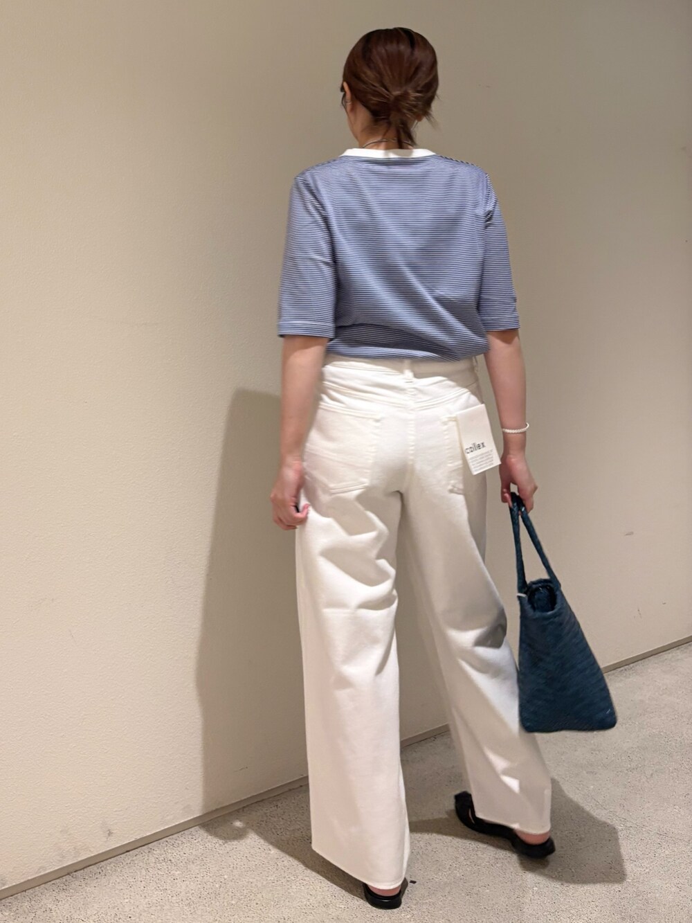 ブルー系のTシャツ/カットソー、ホワイト系のデニムパンツ、ブルー系のトートバッグを着用したレディースの夏コーディネートの3枚目の写真
