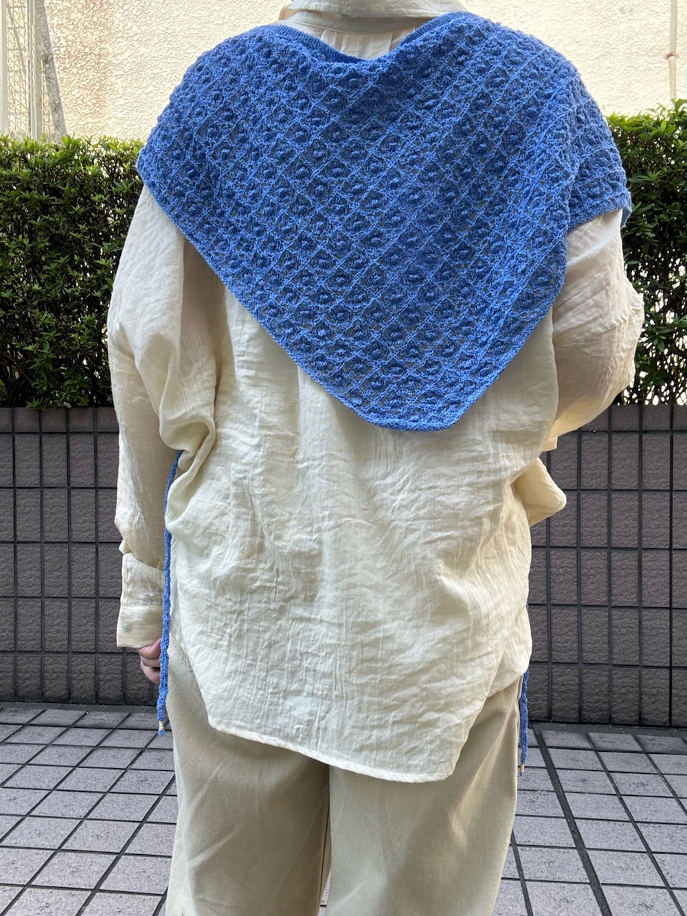 ベージュ系のシャツ/ブラウス、ブラック系のトートバッグ、ベージュ系のその他パンツを着用したレディースの夏コーディネートの7枚目の写真