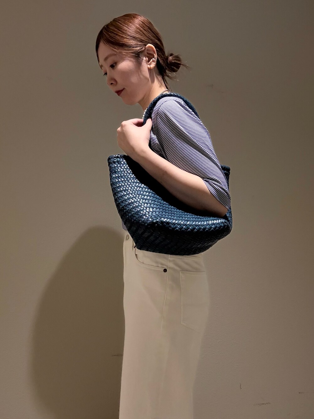 ブルー系のTシャツ/カットソー、ホワイト系のデニムパンツ、ブルー系のトートバッグを着用したレディースの夏コーディネートの4枚目の写真