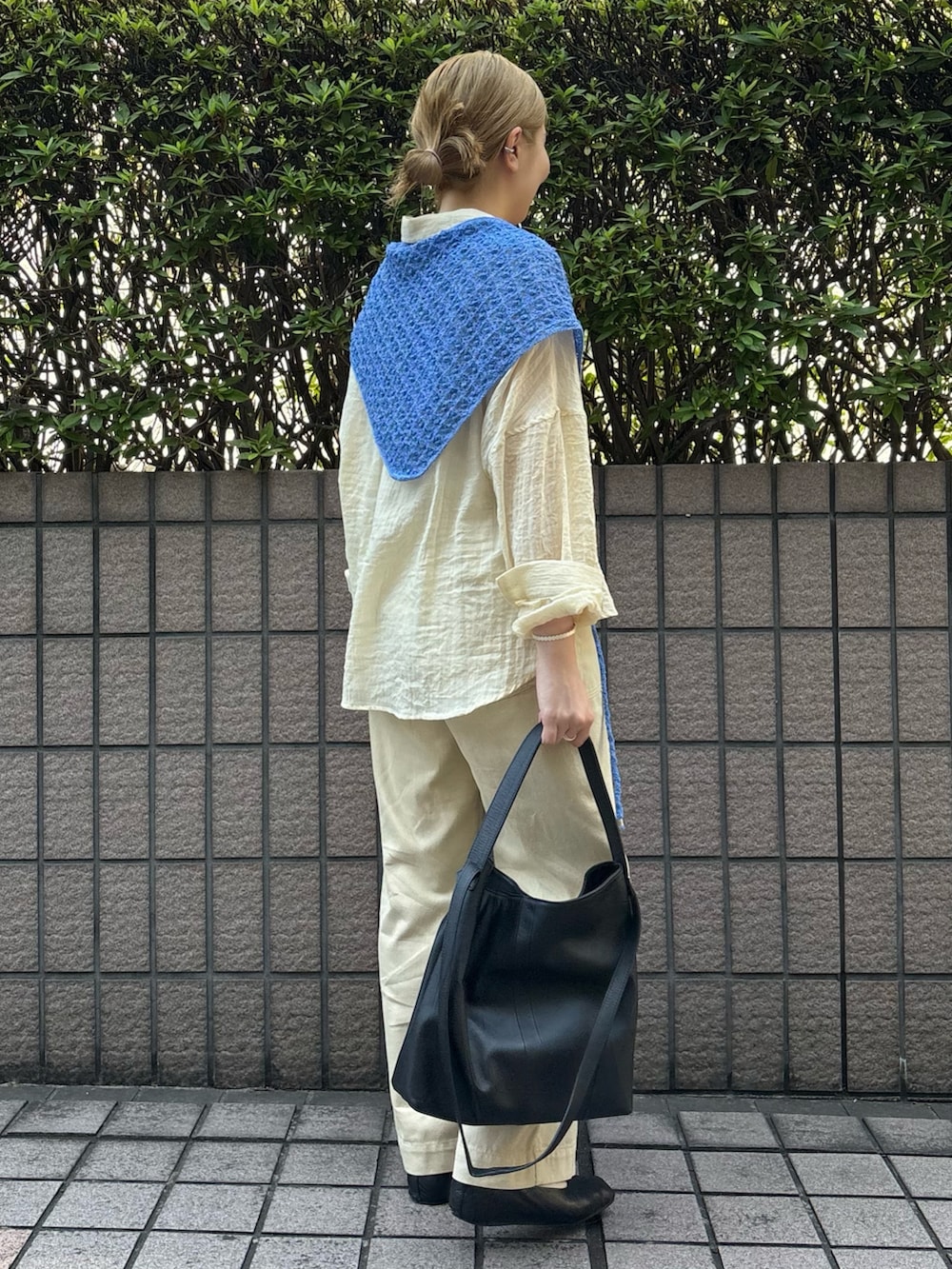 ベージュ系のシャツ/ブラウス、ブラック系のトートバッグ、ベージュ系のその他パンツを着用したレディースの夏コーディネートの2枚目の写真