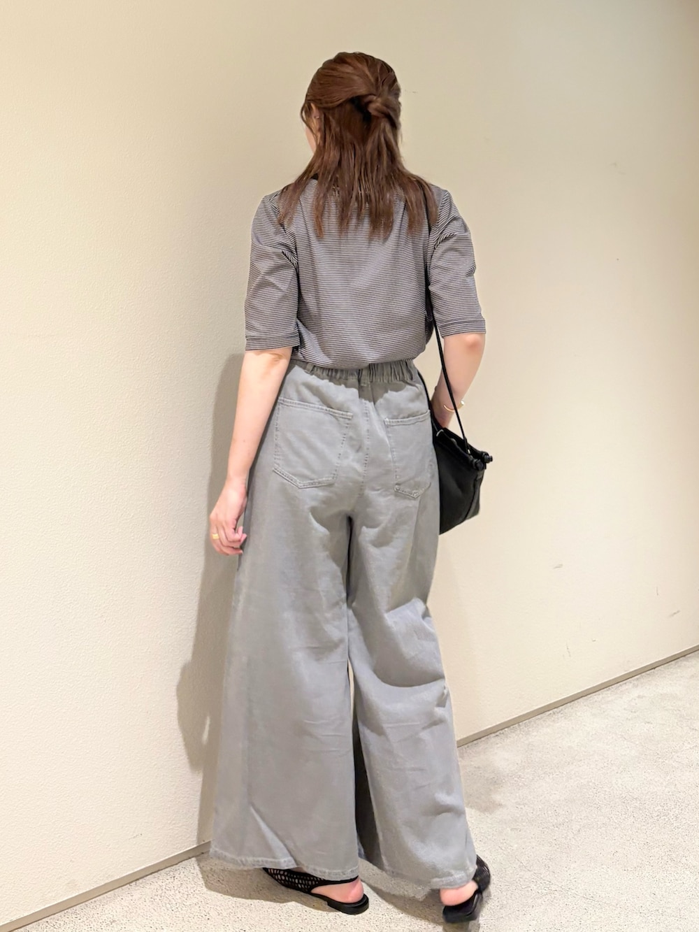 グレー系のTシャツ/カットソー、グレー系のデニムパンツ、ゴールド系のネックレスを着用したレディースの夏コーディネートの3枚目の写真