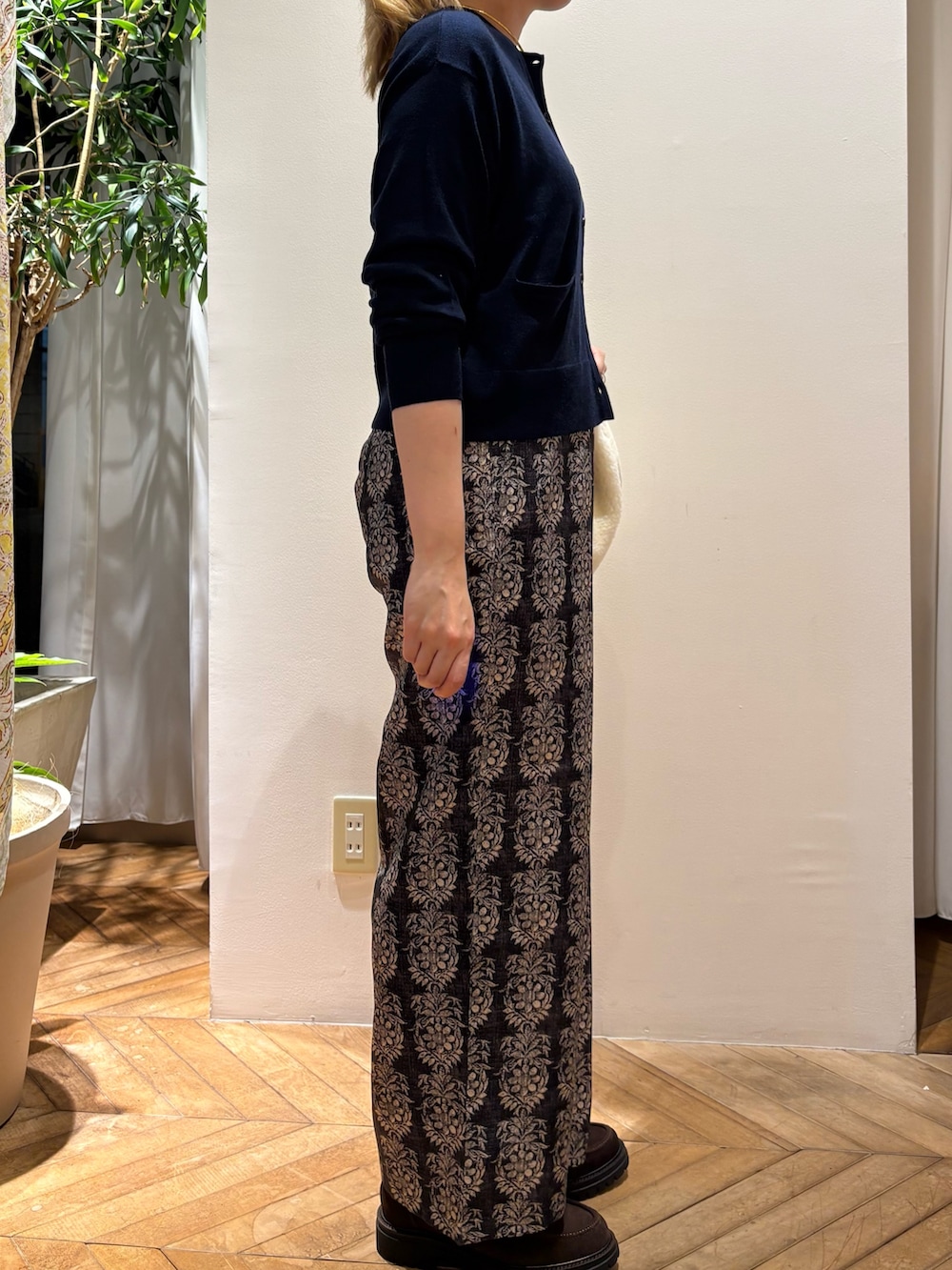 ブルー系のカーディガン/ボレロ、ホワイト系のトートバッグ、ブラック系のその他パンツを着用したレディースの秋コーディネートの3枚目の写真
