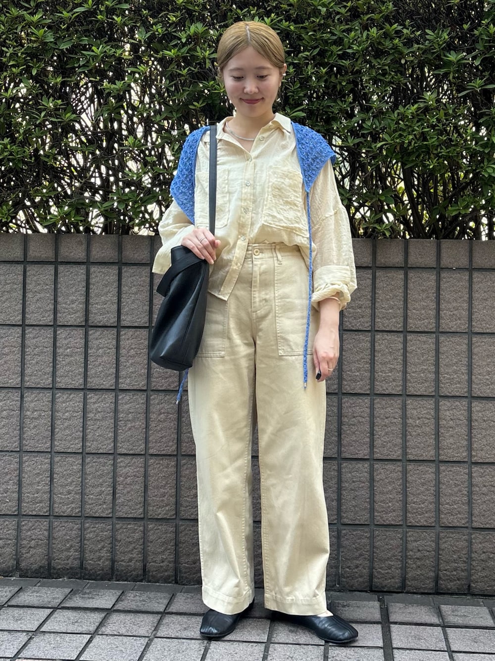 ベージュ系のシャツ/ブラウス、ブラック系のトートバッグ、ベージュ系のその他パンツを着用したレディースの夏コーディネートの4枚目の写真