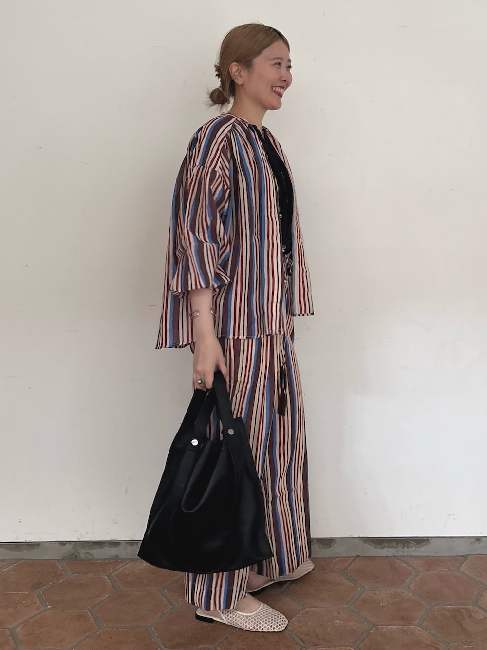 ブラウン系のシャツ/ブラウス、ブラウン系のその他パンツ、ブラック系のベストを着用したレディースの夏コーディネートの3枚目の写真