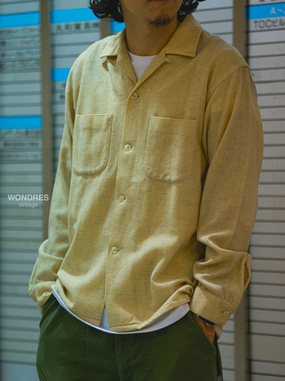 グリーン系のカーゴパンツ、ベージュ系のシャツ/ブラウス、ブラック系のスニーカーを着用したメンズの秋コーディネートの2枚目の写真