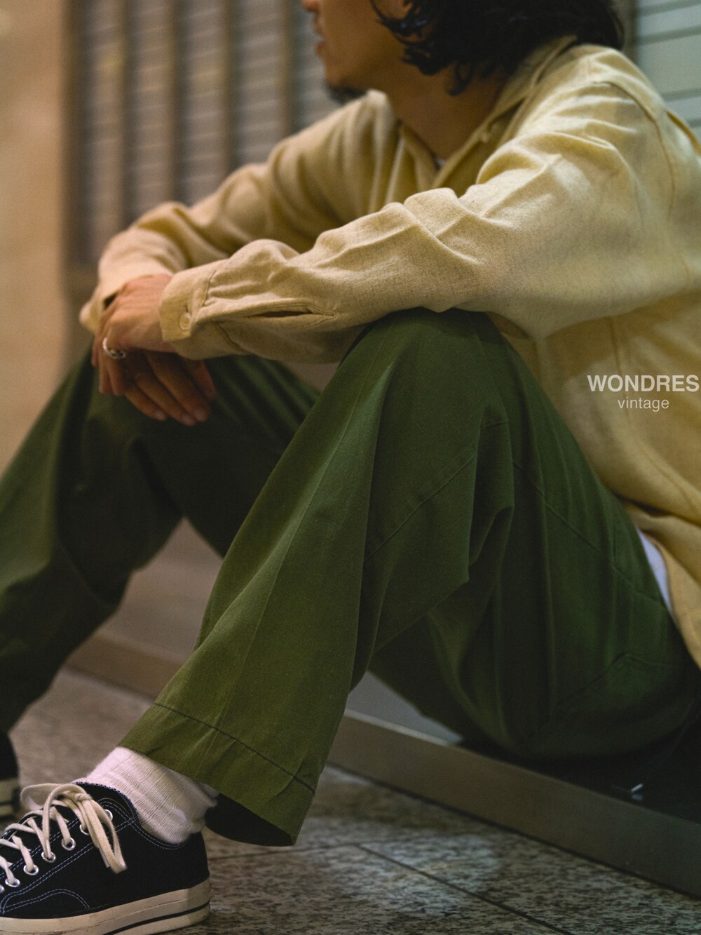 グリーン系のカーゴパンツ、ベージュ系のシャツ/ブラウス、ブラック系のスニーカーを着用したメンズの秋コーディネートの3枚目の写真