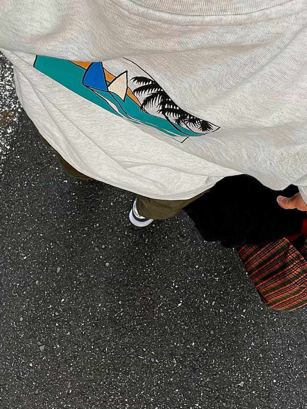 ブルー系のスニーカー、グリーン系のカーゴパンツ、グレー系のTシャツ/カットソーを着用したメンズの秋コーディネートの2枚目の写真