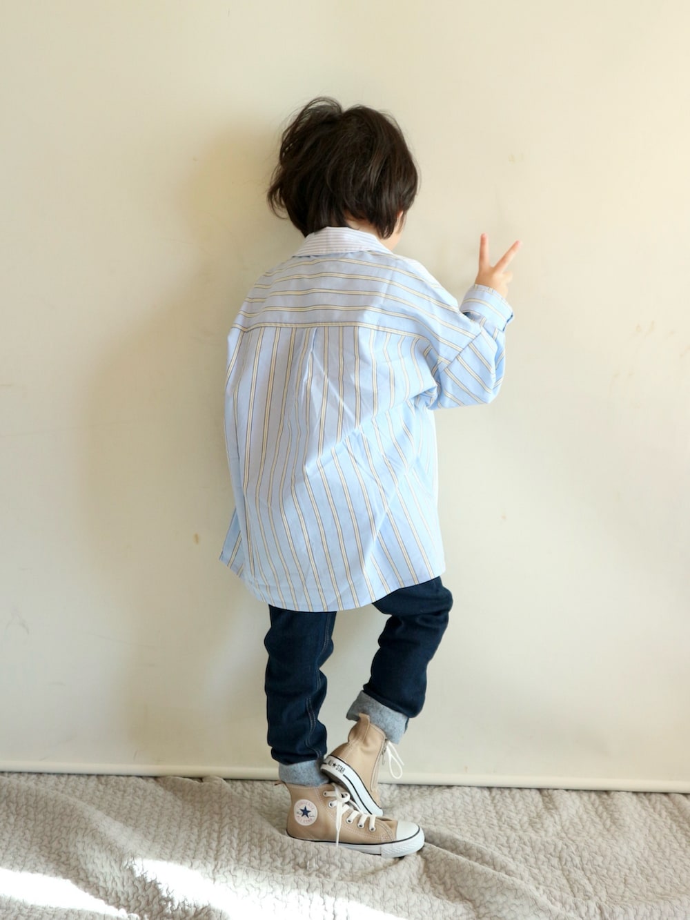 ブルー系のシャツ/ブラウス、ホワイト系のTシャツ/カットソー、ブルー系のデニムパンツを着用したキッズの春コーディネートの4枚目の写真