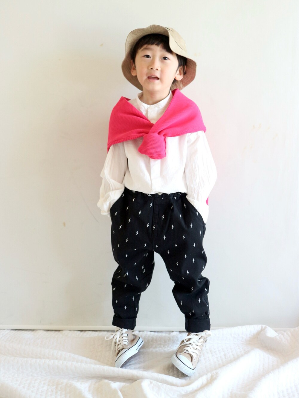 ホワイト系のシャツ/ブラウス、ピンク系のカーディガン/ボレロ、ブラック系のその他パンツを着用したキッズの春コーディネートの4枚目の写真
