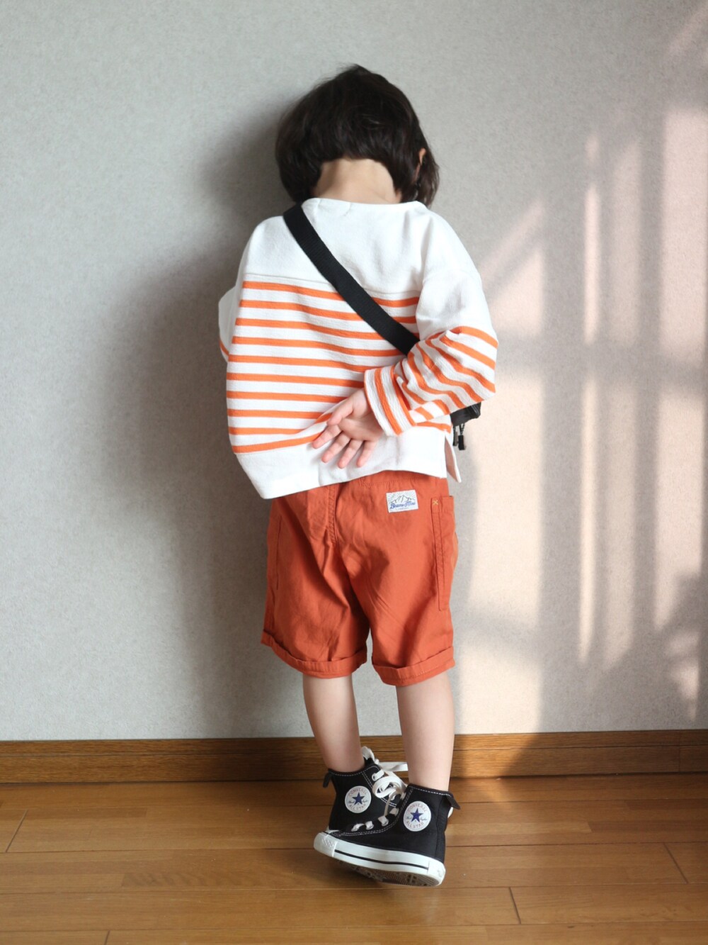 「お出かけコーデ日記、キャップ、オレンジ、ロンT、ボーダー、ショートパンツ、ハーフパンツ、春夏コーデ、初夏コーデ、コンバース、スニーカー、休日コーデ、ポシェット、PR」｜「BRANSHESのボーダー長袖Ｔシャツ_ロンT（Tシャツ/カットソー、オレンジ系）」を使った、Su,Um,Riさん（キッズ・100cm）の春コーディネートの3枚目の写真