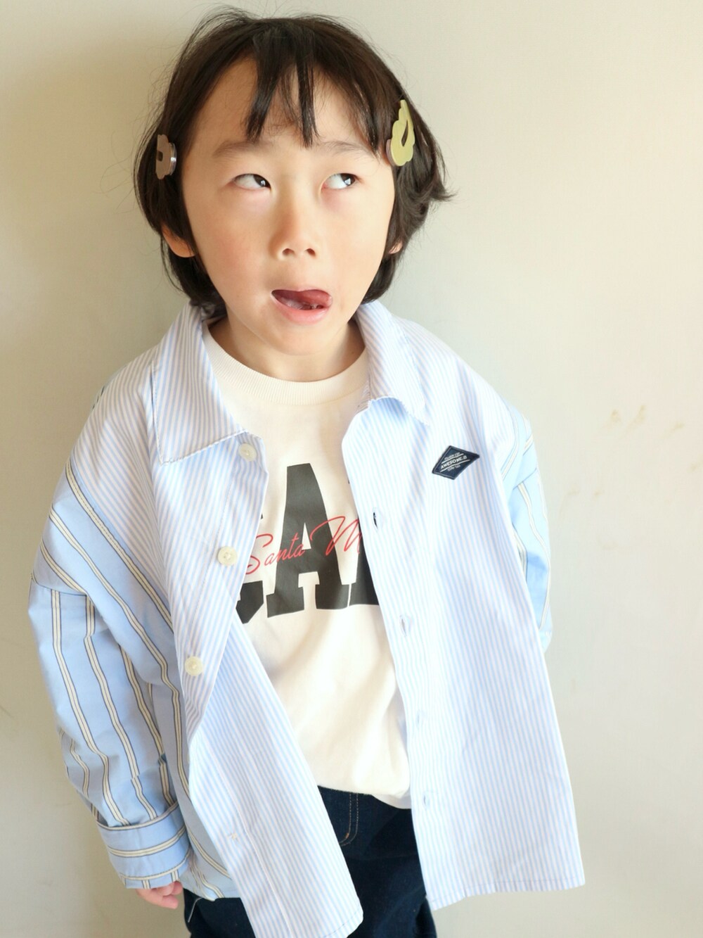 ブルー系のシャツ/ブラウス、ホワイト系のTシャツ/カットソー、ブルー系のデニムパンツを着用したキッズの春コーディネートの5枚目の写真