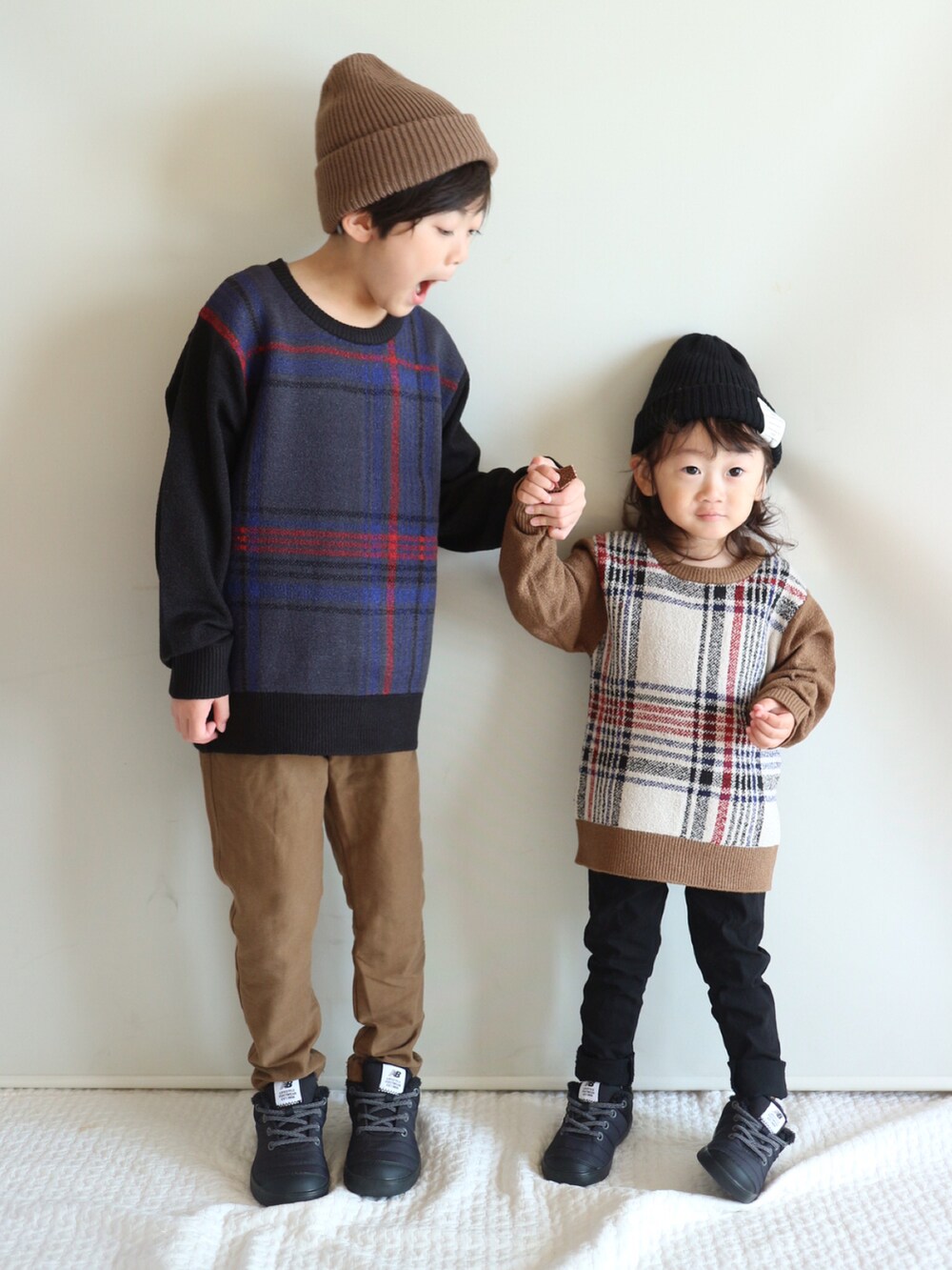 ブラック系のニット/セーター、ブラウン系のその他パンツ、イエロー系のニット/セーターを着用したキッズの秋コーディネートの2枚目の写真