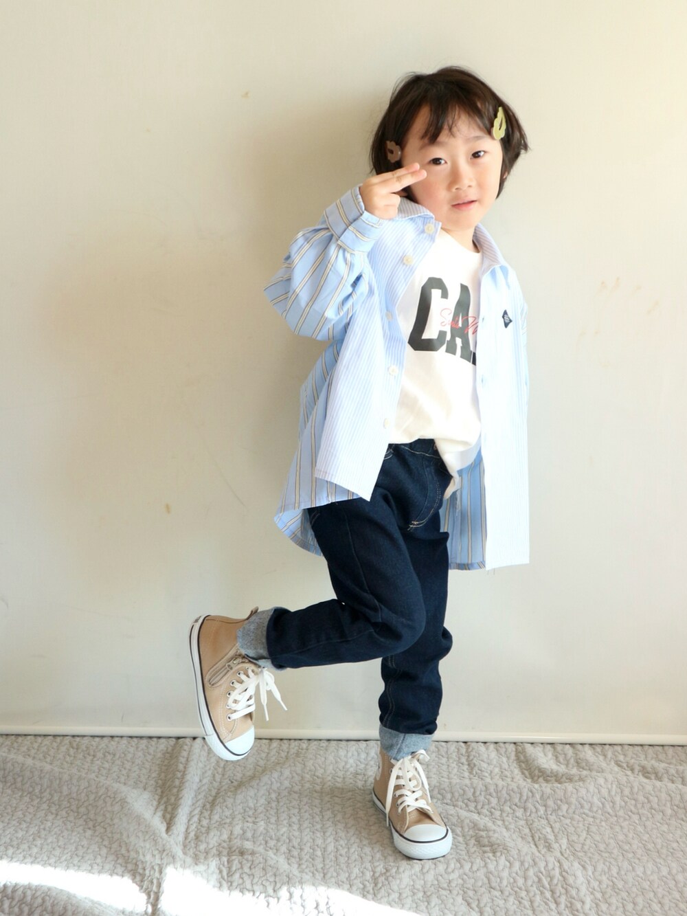 ブルー系のシャツ/ブラウス、ホワイト系のTシャツ/カットソー、ブルー系のデニムパンツを着用したキッズの春コーディネートの3枚目の写真