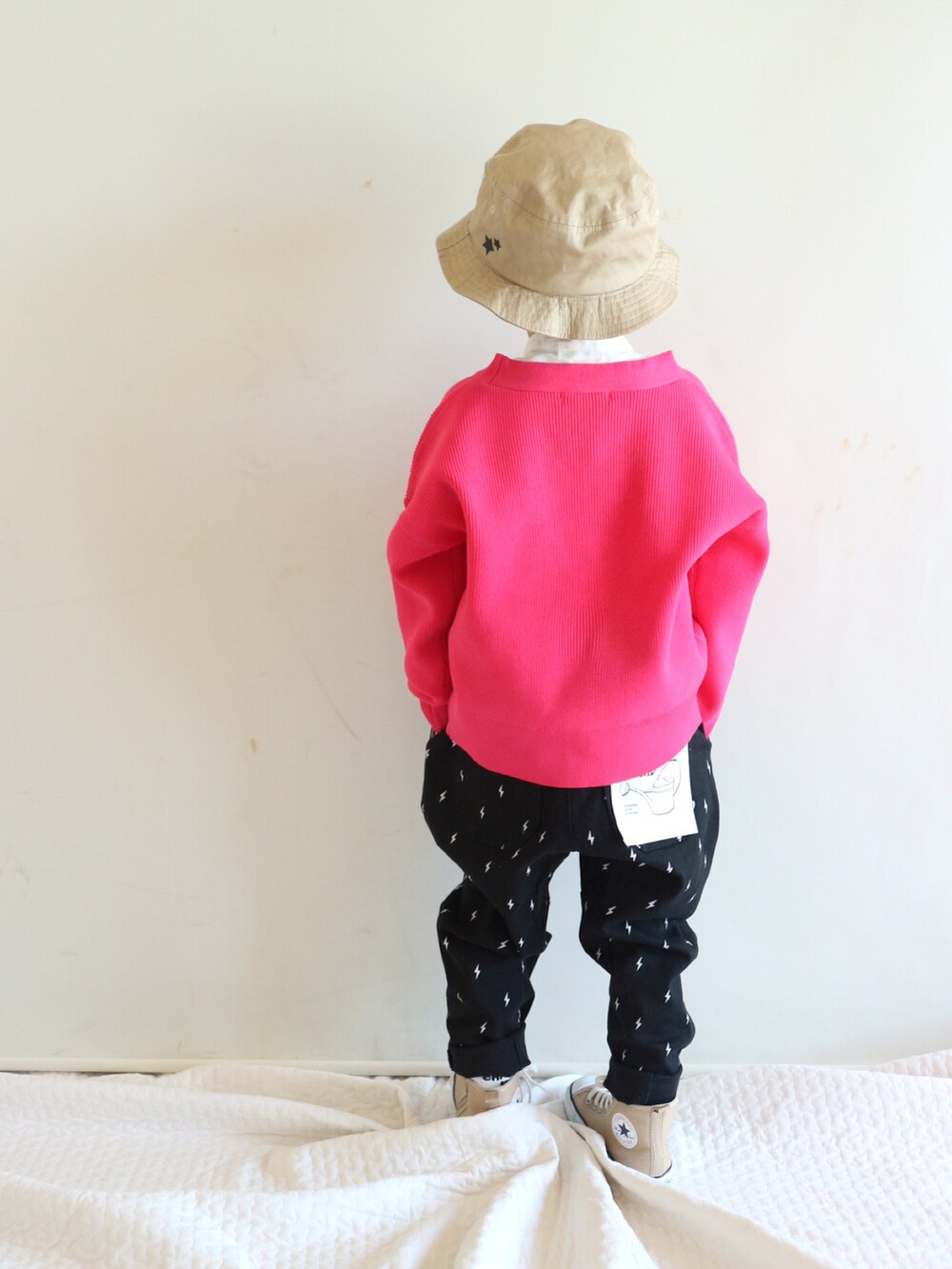 ホワイト系のシャツ/ブラウス、ピンク系のカーディガン/ボレロ、ブラック系のその他パンツを着用したキッズの春コーディネートの5枚目の写真