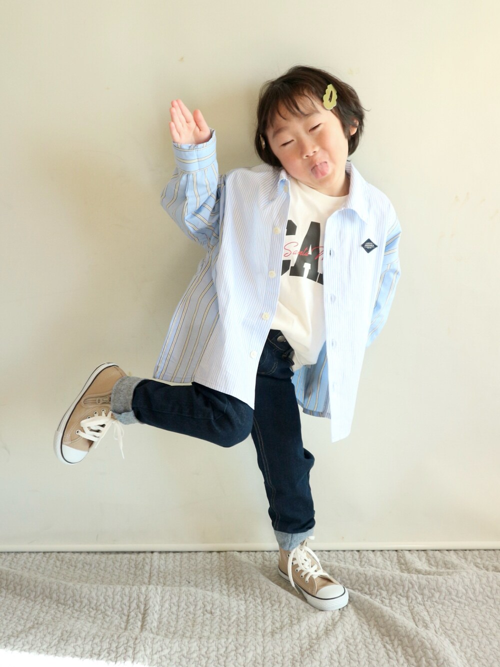 ブルー系のシャツ/ブラウス、ホワイト系のTシャツ/カットソー、ブルー系のデニムパンツを着用したキッズの春コーディネートの2枚目の写真