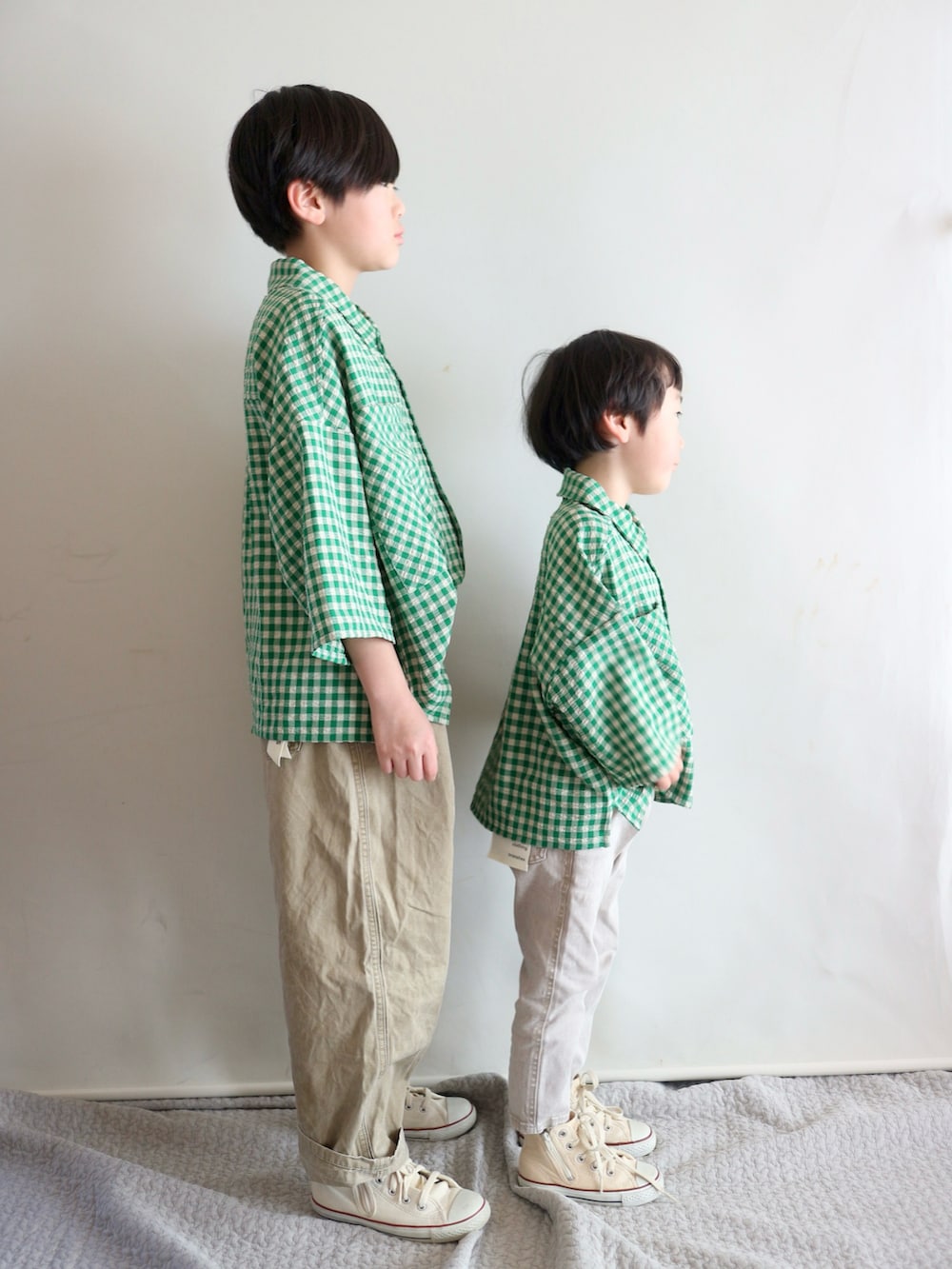 グリーン系のシャツ/ブラウス、グリーン系のシャツ/ブラウス、ベージュ系のチノパンツを着用したキッズの春コーディネートの3枚目の写真