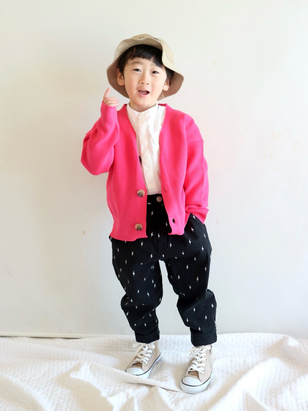 ホワイト系のシャツ/ブラウス、ピンク系のカーディガン/ボレロ、ブラック系のその他パンツを着用したキッズの春コーディネートの2枚目の写真