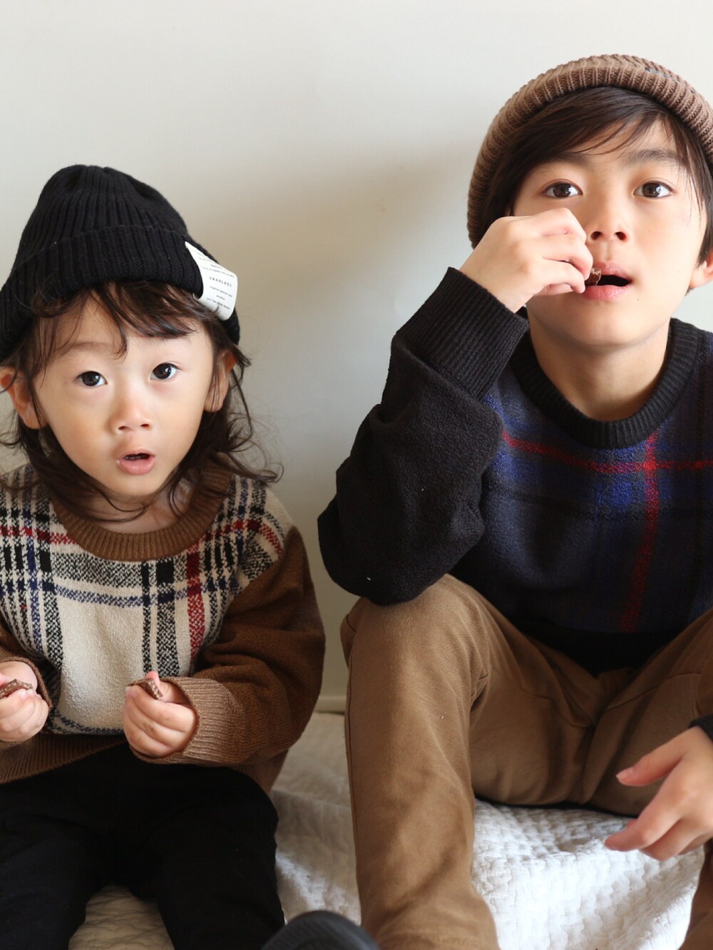 ブラック系のニット/セーター、ブラウン系のその他パンツ、イエロー系のニット/セーターを着用したキッズの秋コーディネートの3枚目の写真