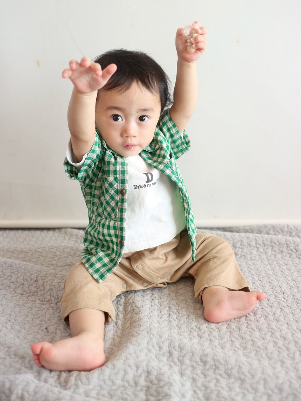 グリーン系のシャツ/ブラウス、グリーン系のシャツ/ブラウス、ベージュ系のチノパンツを着用したキッズの春コーディネートの4枚目の写真