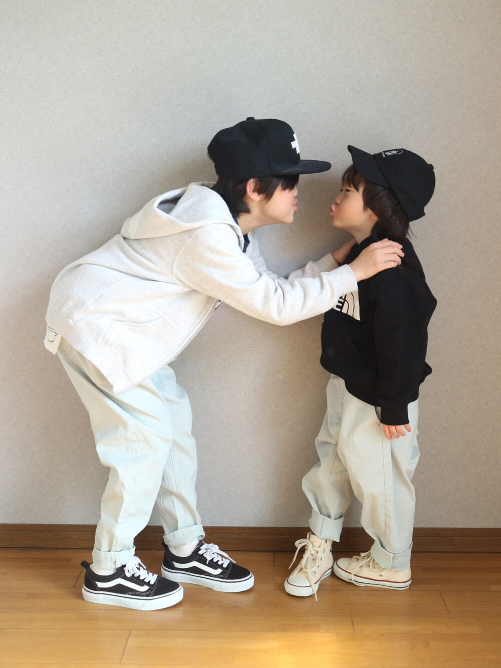 ベージュ系のパーカー、ブルー系のTシャツ/カットソー、ブラック系のスウェットを着用したキッズの冬コーディネートの2枚目の写真