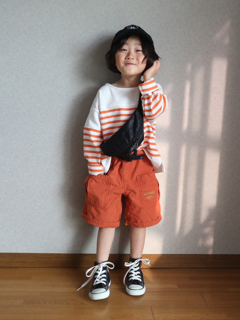 「お出かけコーデ日記、キャップ、オレンジ、ロンT、ボーダー、ショートパンツ、ハーフパンツ、春夏コーデ、初夏コーデ、コンバース、スニーカー、休日コーデ、ポシェット、PR」｜「BRANSHESのボーダー長袖Ｔシャツ_ロンT（Tシャツ/カットソー、オレンジ系）」を使った、Su,Um,Riさん（キッズ・100cm）の春コーディネートの2枚目の写真