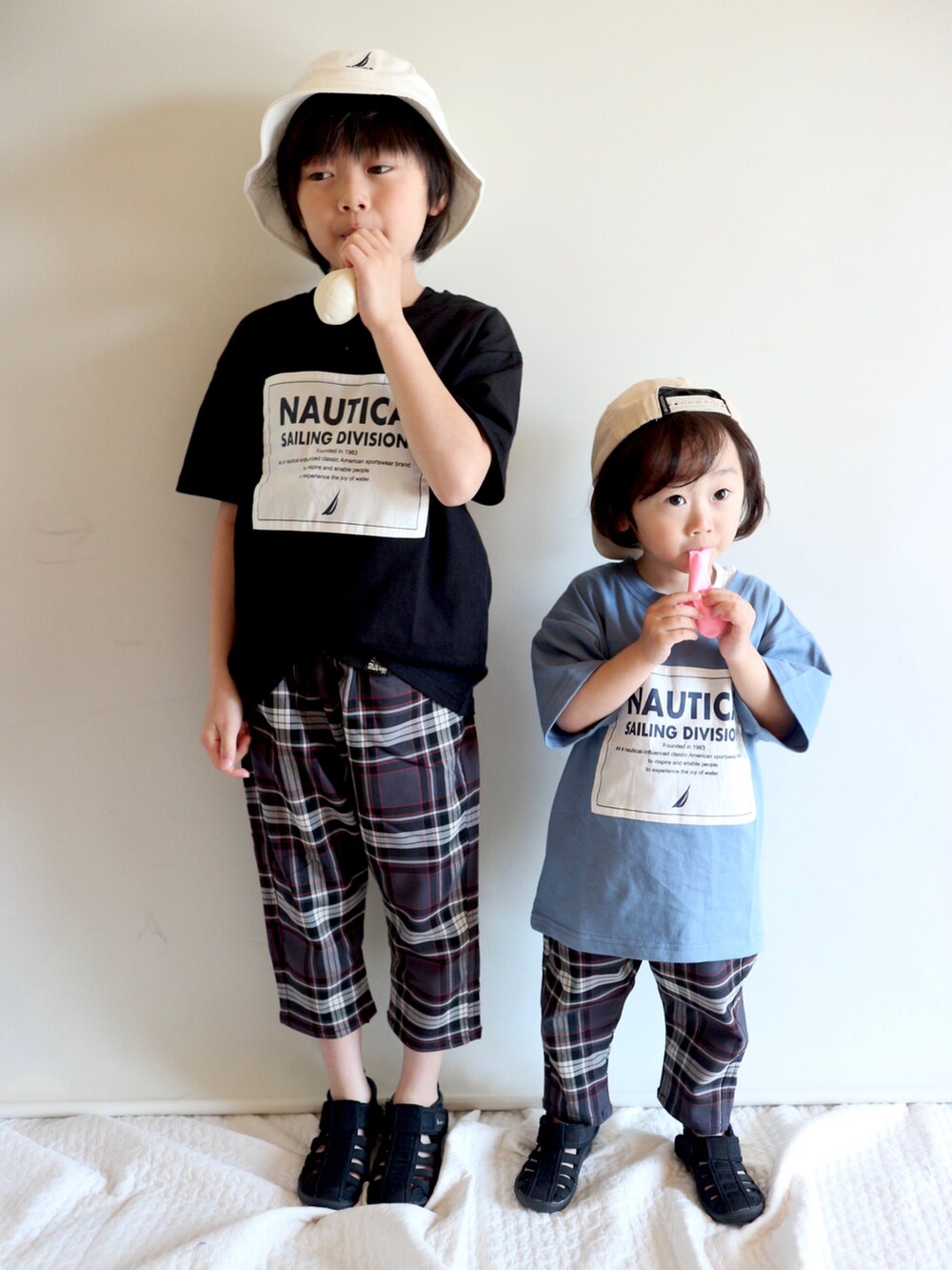 ブラック系のTシャツ/カットソー、グレー系のその他パンツ、グレー系のTシャツ/カットソーを着用したキッズの夏コーディネートの2枚目の写真