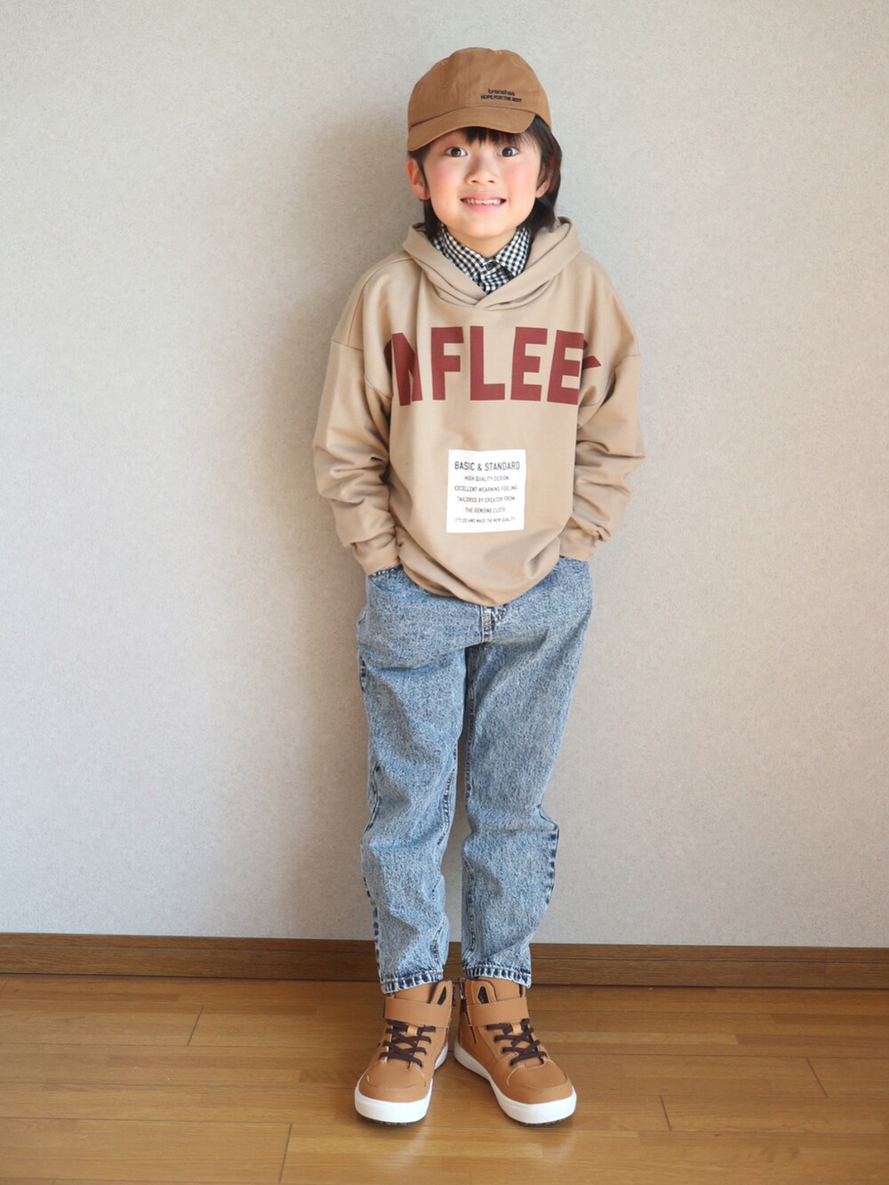 ベージュ系のパーカー、ベージュ系のスニーカーを着用したキッズの春コーディネートの2枚目の写真