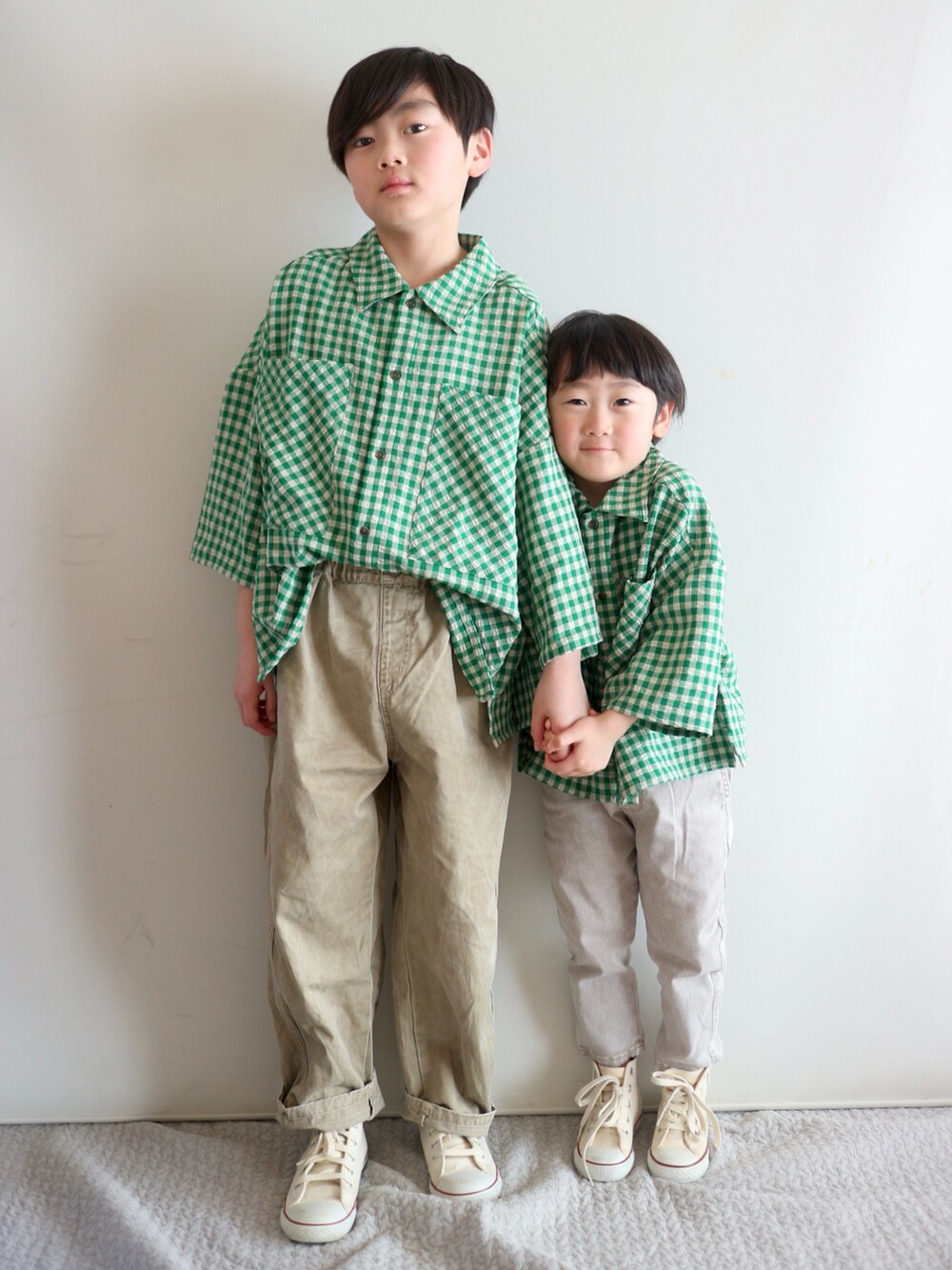 グリーン系のシャツ/ブラウス、グリーン系のシャツ/ブラウス、ベージュ系のチノパンツを着用したキッズの春コーディネートの2枚目の写真