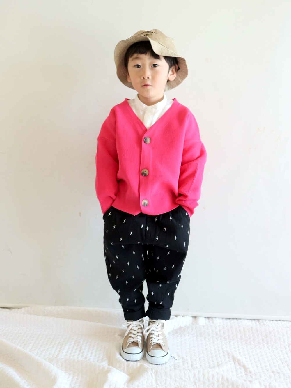 ホワイト系のシャツ/ブラウス、ピンク系のカーディガン/ボレロ、ブラック系のその他パンツを着用したキッズの春コーディネートの3枚目の写真