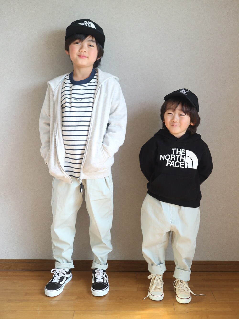 ベージュ系のパーカー、ブルー系のTシャツ/カットソー、ブラック系のスウェットを着用したキッズの冬コーディネートの3枚目の写真