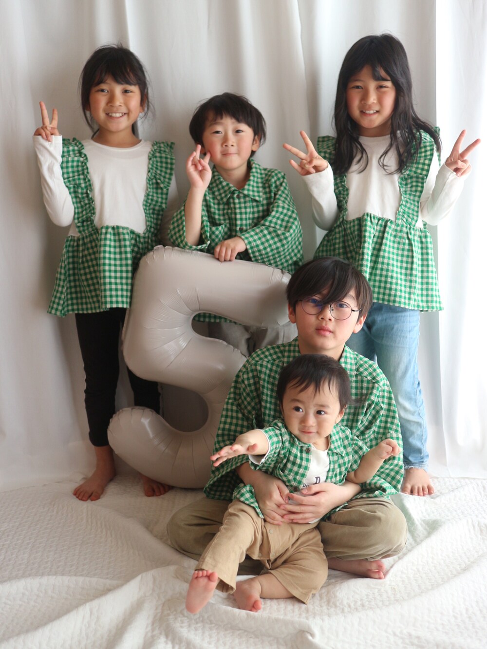 グリーン系のシャツ/ブラウス、グリーン系のシャツ/ブラウス、ベージュ系のチノパンツを着用したキッズの春コーディネートの5枚目の写真