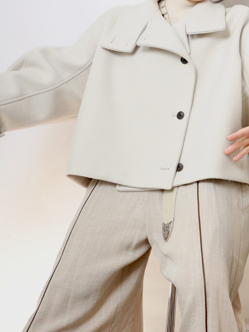 ベージュ系のサロペット/オーバーオール、ホワイト系のニット/セーター、グレー系のその他アウターを着用したレディースの冬コーディネートの2枚目の写真