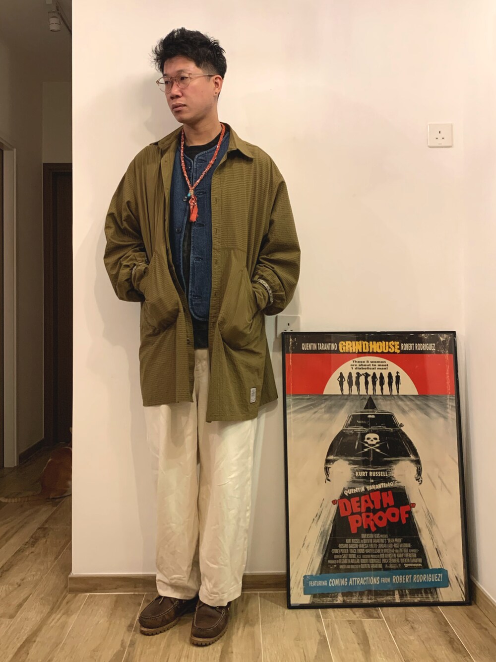 ホワイト系のデニムパンツ、ブルー系のベスト、ベージュ系のピーコートを着用したメンズの冬コーディネートの2枚目の写真