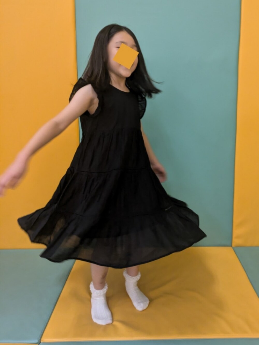 ブラック系のワンピースを着用したキッズの秋コーディネートの2枚目の写真