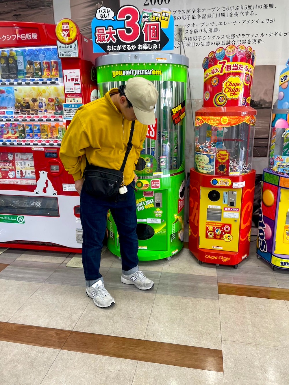 イエロー系のスウェット、ブラック系のボディバッグ/ウエストポーチ、ホワイト系のTシャツ/カットソーを着用したメンズの秋コーディネートの2枚目の写真