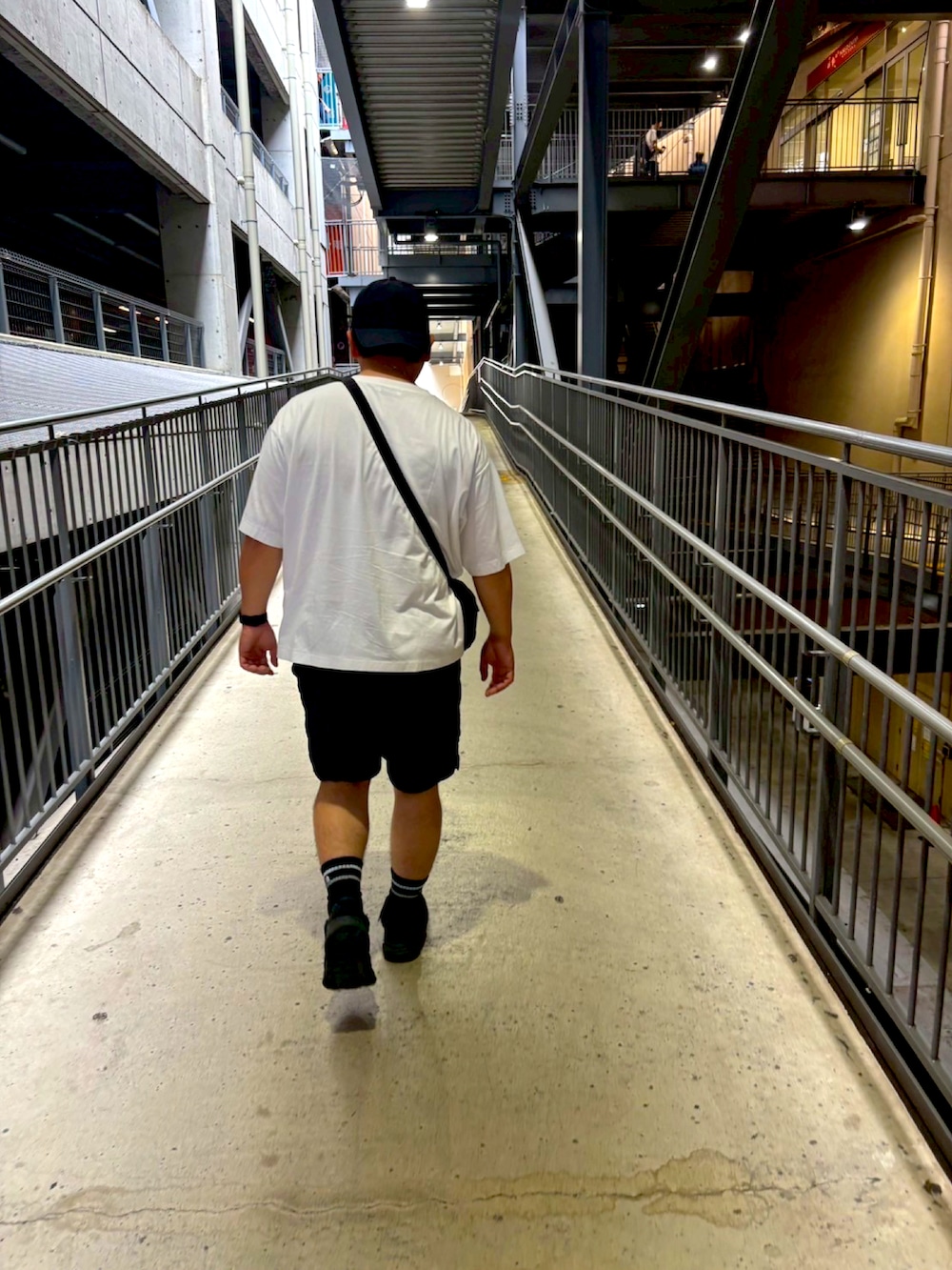 ホワイト系のTシャツ/カットソー、ブラック系のその他パンツ、ブラック系のボディバッグ/ウエストポーチを着用したメンズの夏コーディネートの2枚目の写真