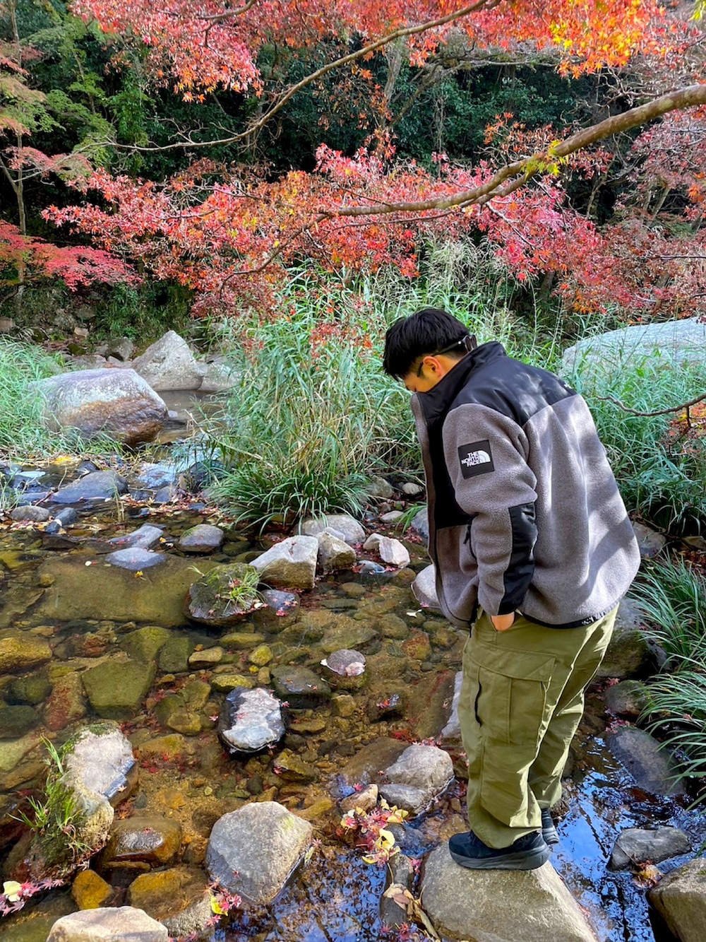 グレー系のその他アウター、ホワイト系のTシャツ/カットソー、グリーン系のカーゴパンツを着用したメンズの秋コーディネートの2枚目の写真