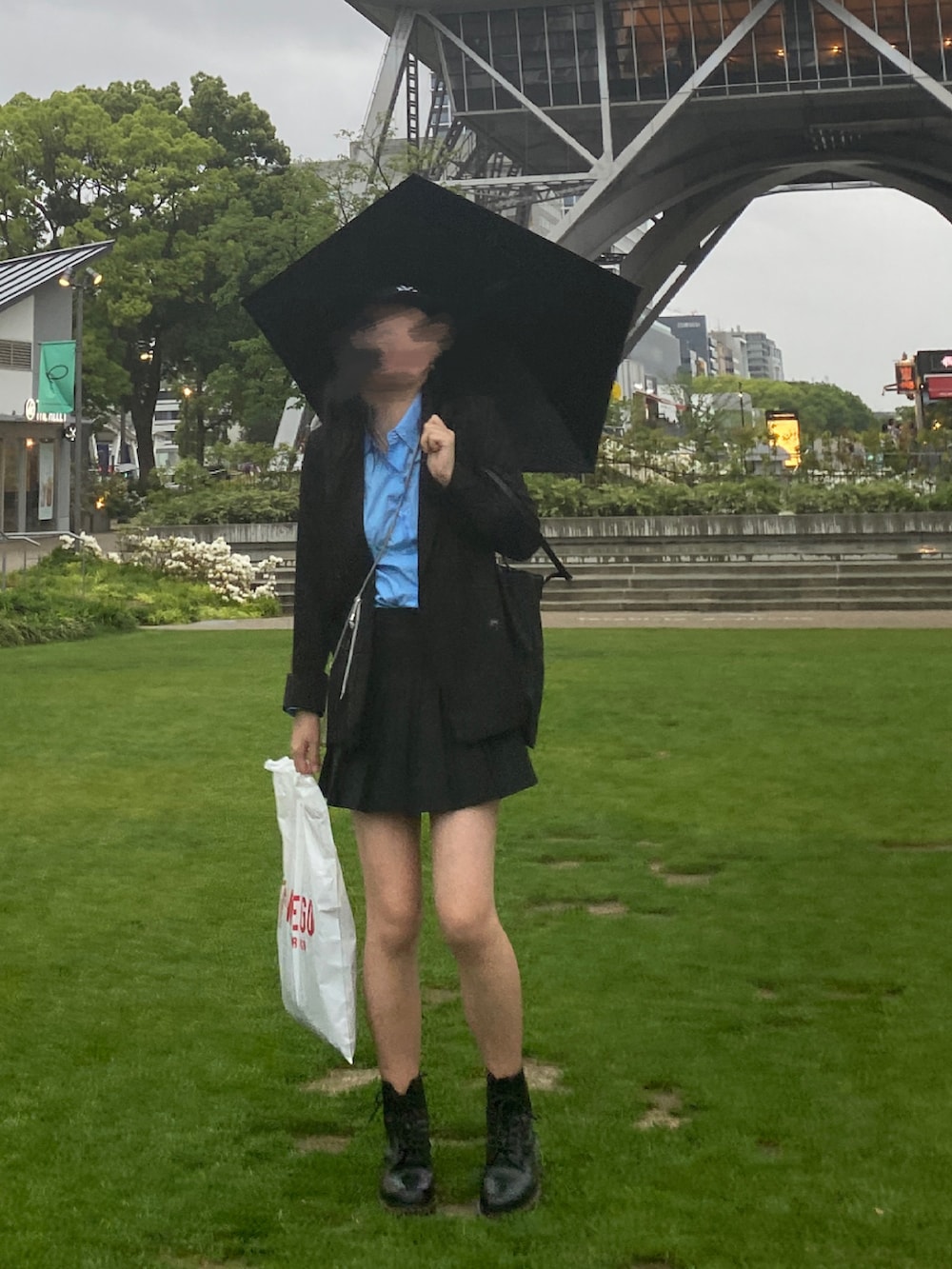 ブルー系のシャツ/ブラウス、ブラック系のスカート、ブラック系のスーツジャケットを着用したレディースの春コーディネートの3枚目の写真