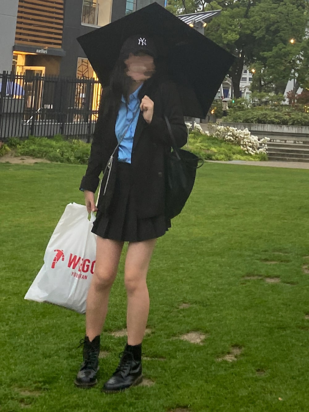 ブルー系のシャツ/ブラウス、ブラック系のスカート、ブラック系のスーツジャケットを着用したレディースの春コーディネートの2枚目の写真