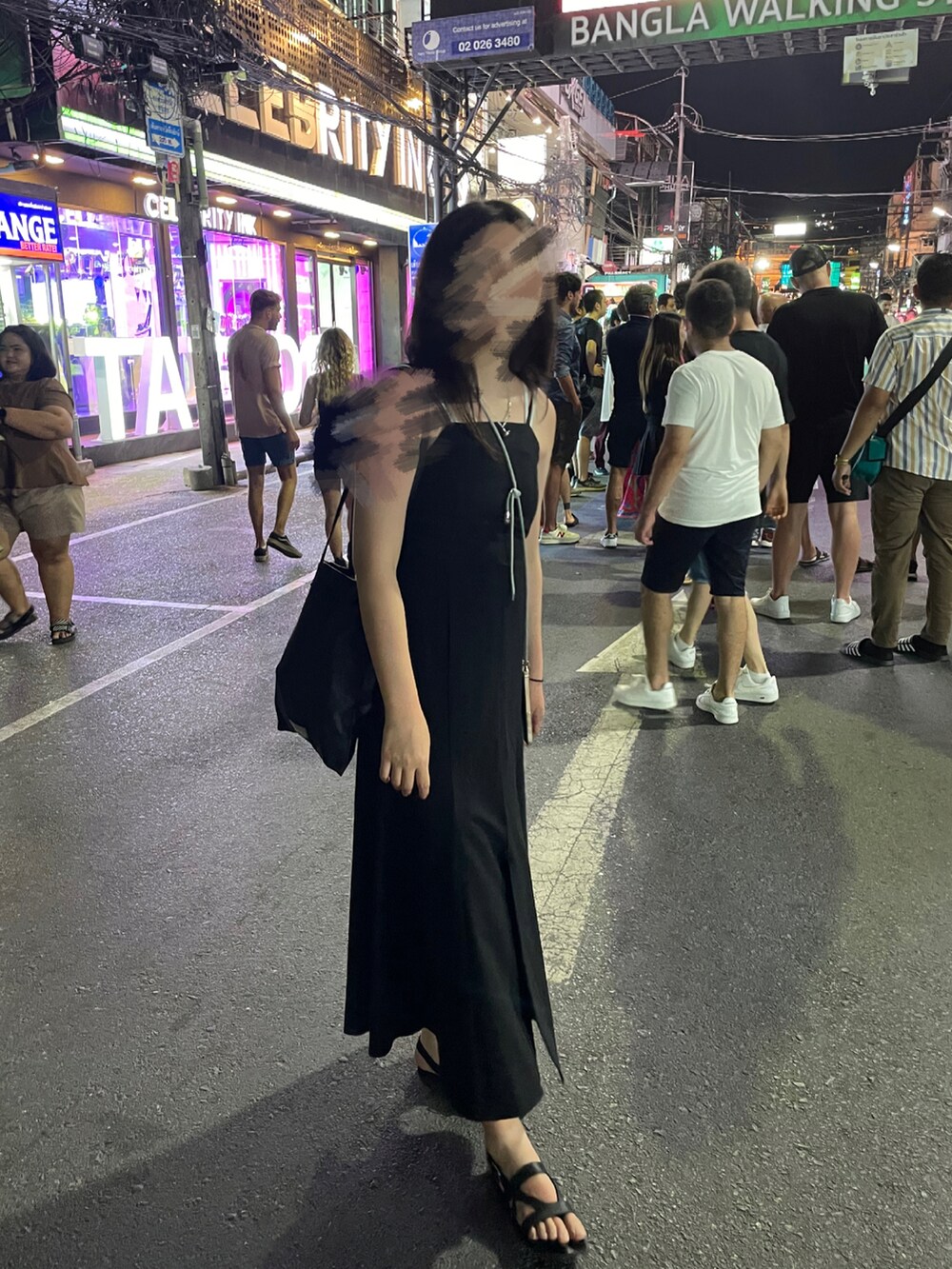 ブラック系のサンダル、ブラック系のワンピース、ブラック系のトートバッグを着用したレディースの春コーディネートの2枚目の写真