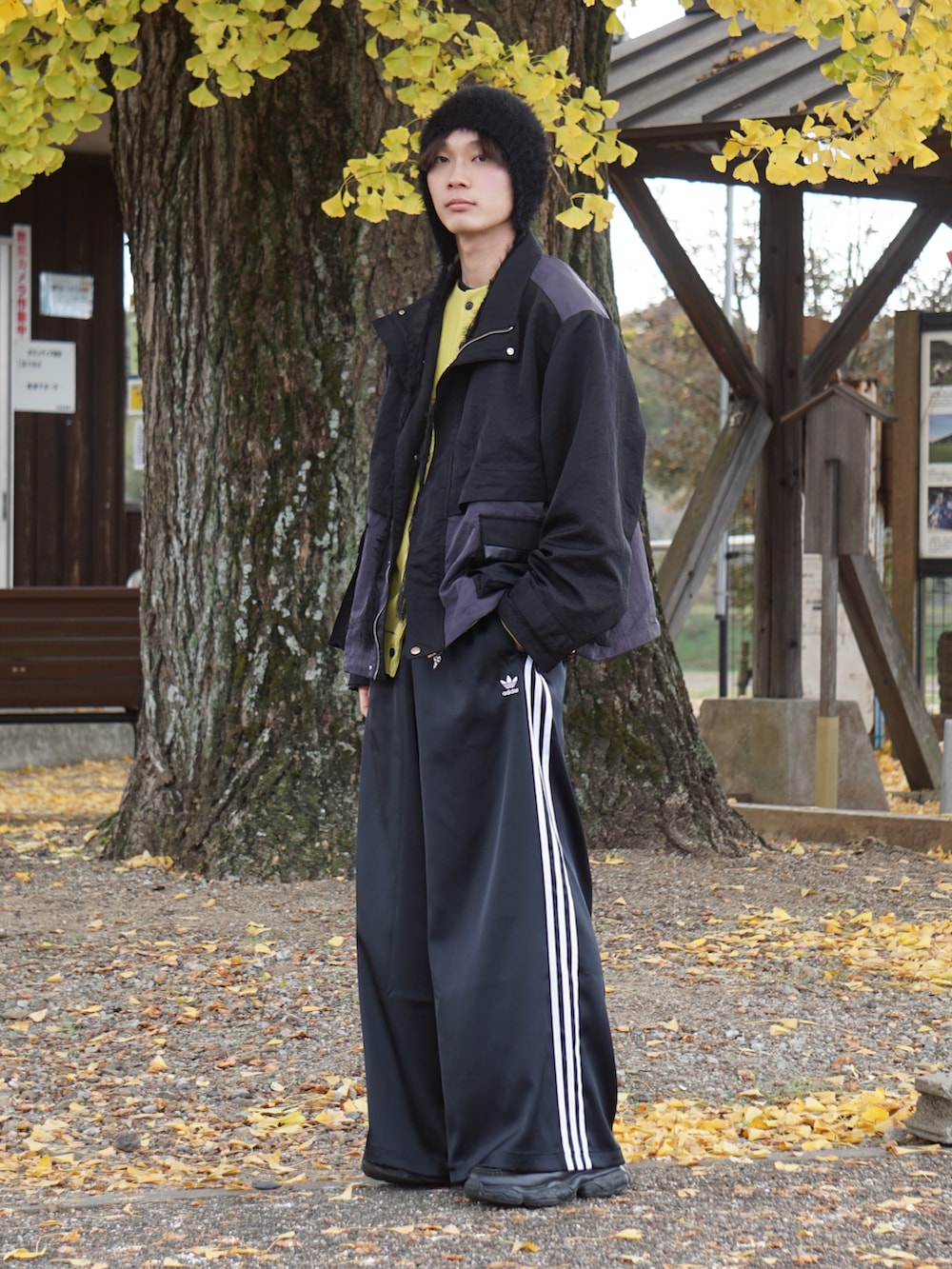 イエロー系のカーディガン/ボレロ、ブラック系のマウンテンパーカー、ブラック系のその他パンツを着用したメンズの秋コーディネートの2枚目の写真