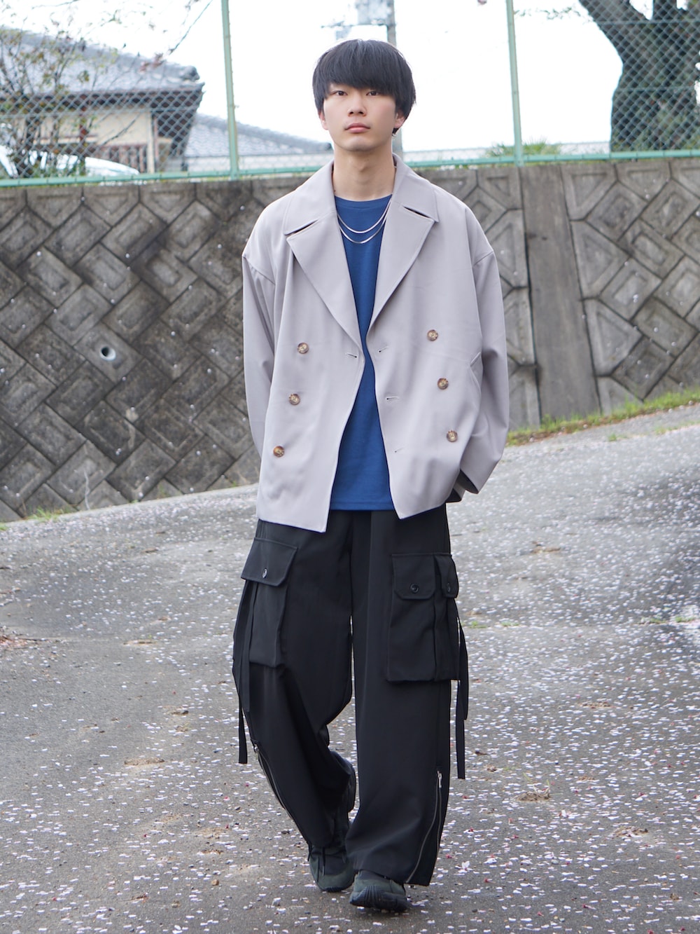 グレー系のテーラードジャケット、ブルー系のTシャツ/カットソー、ブラック系のカーゴパンツを着用したメンズの春コーディネートの2枚目の写真